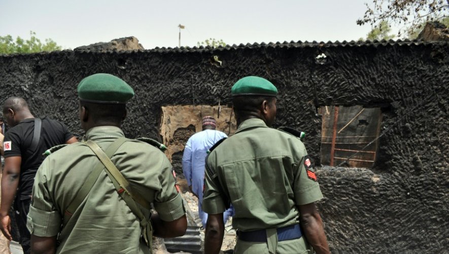Des policiers nigérians, le 26 mai 2015 après un attentat dans le nord-est du pays à Gubio
