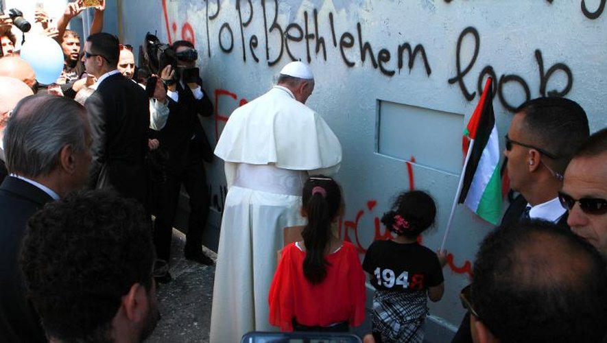 Lors d'une halte impromptue, le pape François prie, le 25 mai 2014, devant le "mur" de séparation entre Palestiniens et Israéliens, à Bethlehem