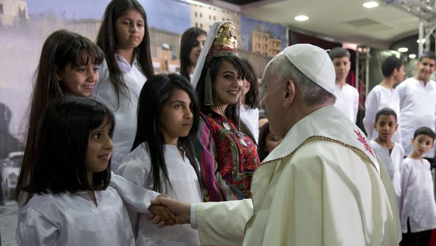 Le pape François rencontre les enfants du camp de réfugiés palestiniens de Dheisheh, aux environs de Bethlehem, le 25 mai 2014