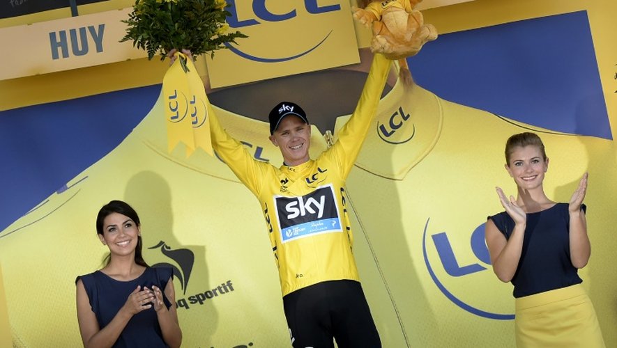 Le Britannique Christopher Froome célèbre son maillot jaune à l'issue de la 3e étape du Tour de France, le 6 juillet 2015 à Huy (Belgique)