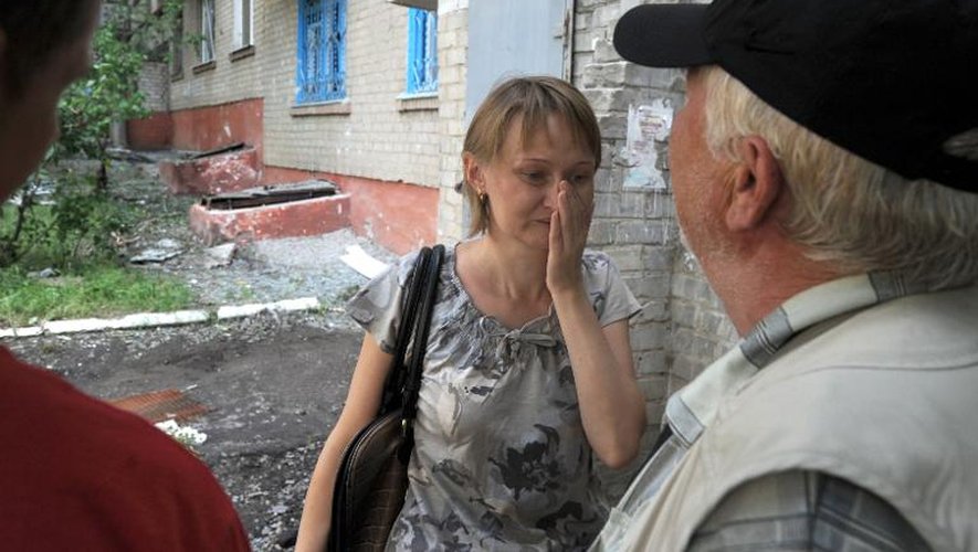 Une femme est sous le coup de l'émotion le 27 mai 2014 après une nuit de combats entre l'armée ukrainienne et les insurgés prorussses dans la ville de Sloviansk, près de Donetsk dans l'est de l'Ukraine