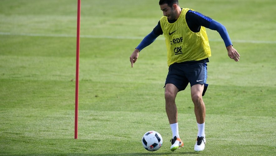 Le défenseur de l'équipe de France Adil Rami contrôle le ballon lors d'une séance d'entraînement à Clairefontaine, le 25 mai 206
