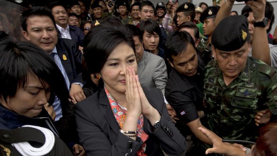 L'ex-Première ministre thaïlandaise, Yingluck Shinawatra, au milieu de ses militants, le 7 mai 2014 dans un faubourg de Bangkok