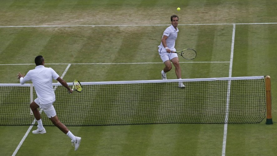 Richard Gasquet (d) face à l'Australien Nick Kyrgios en 8e de finale de Wimbledon, le 6 juillet 2015