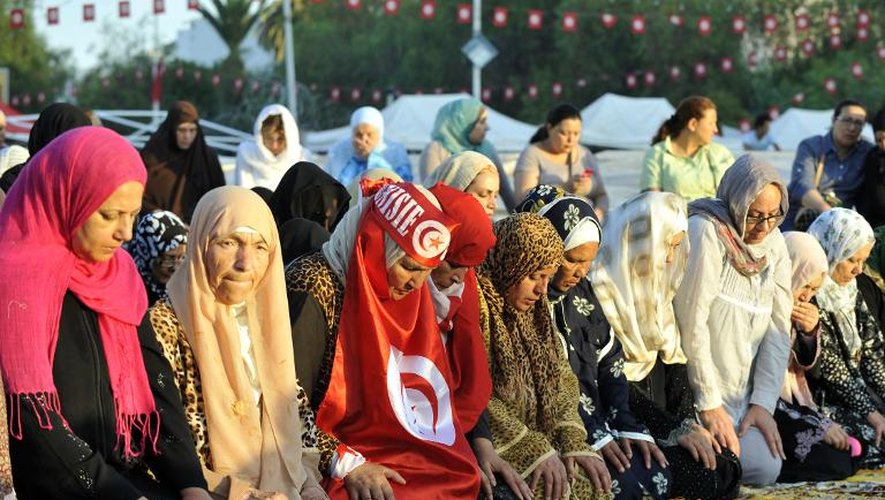 Des femmes tunisiennes, après avoir tenu un sit-in pendant 12 jours à Tunis pour protester contre le gouvernement islamiste, participent le 8 août 2013 à la prière de l'Aïd-al-Fitr, qui marque la fin du ramadan.