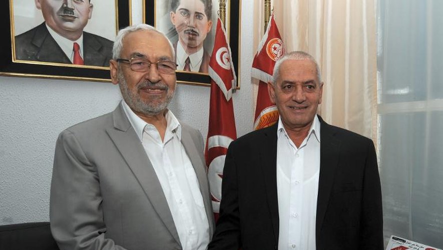 Le chef du parti tunisien Ennahda, Rached Ghannouchi (g), sert la main de Houcine Abassi, secrétaire général de l'UGTT, le 12 août 2013 à Tunis