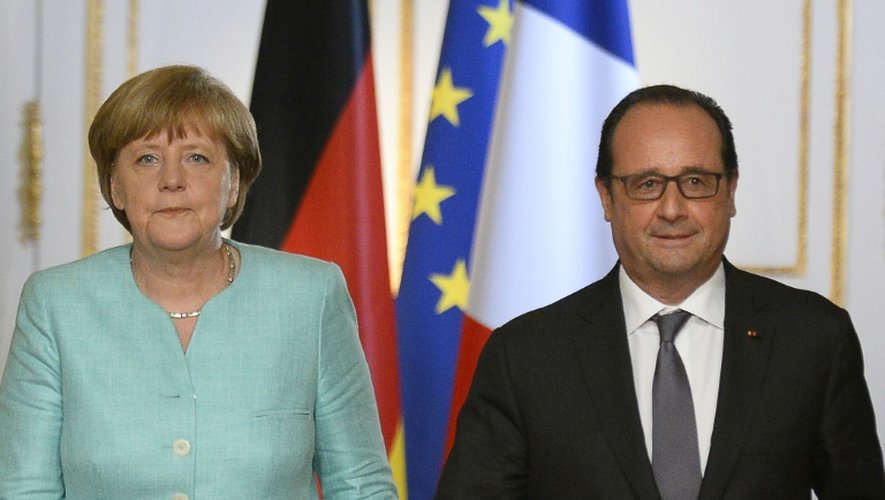 Angela Merkel (D) et François Hollande (D) lors d'une conférence de presse commune au palais de l'Elysée, le 6 juillet 2015