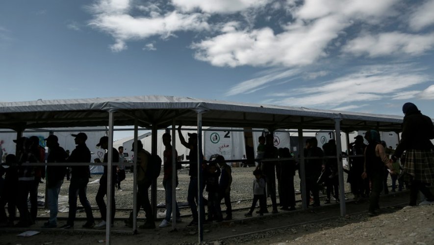 Des migrants font la queue pour obtenir de la nourriture près du camp d'Idomeni, à la frontière gréco-macédonienne, le 25 mai 2016