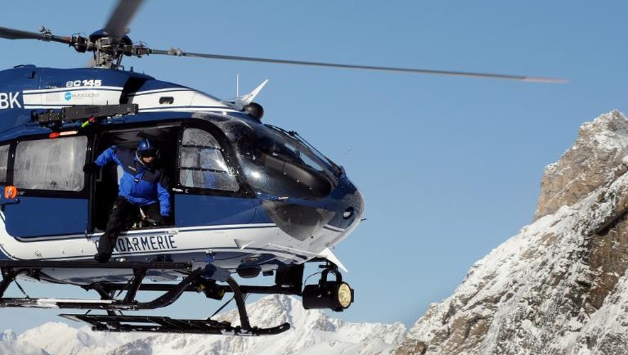 Des gendarmes s'entraînent à atterir sur le Glacier des sources, dans l'Isère, dans le cadre d'un exercice, le 13 février 2009