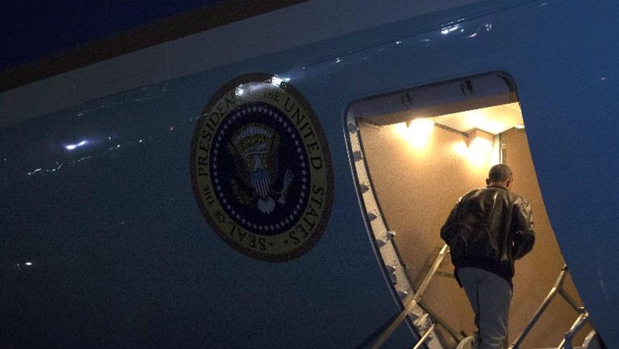 Le président américain Barack Obama embarque sur Air Force One, avant de quitter la base américaine de Bagram, au nord de Kaboul en Afghanistan, où il avait effectué une visite surprise le 26 mai 2014