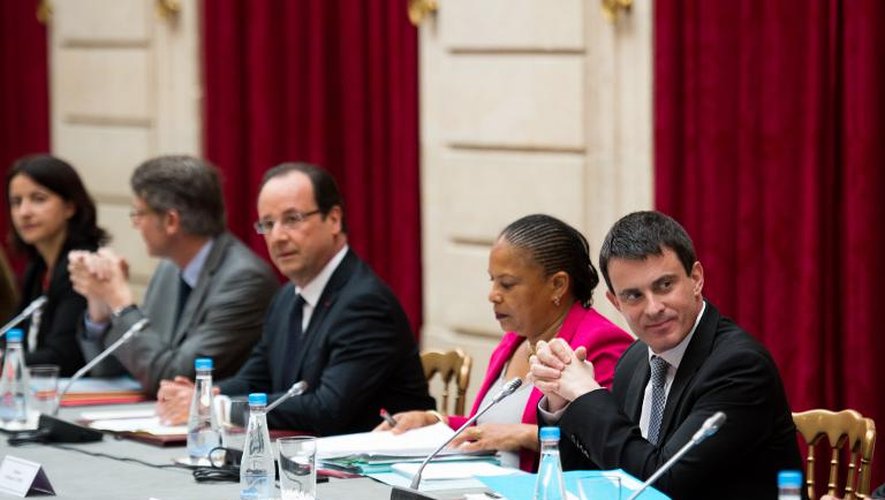 Le ministre de l'Intérieur (d) Manuel Valls, la ministre de la Justice Christiane Taubira (c) et le président de la République François Hollande (g), à Paris le 6 mai 2013