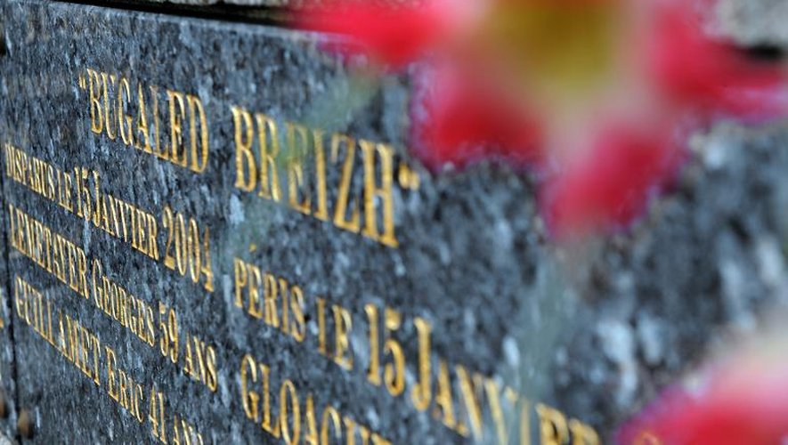 Une plaque en hommage aux 5 marins disparus dans le naufrage du Bugaled Breizh, dans le cimetière de Loctudy (Finistère)