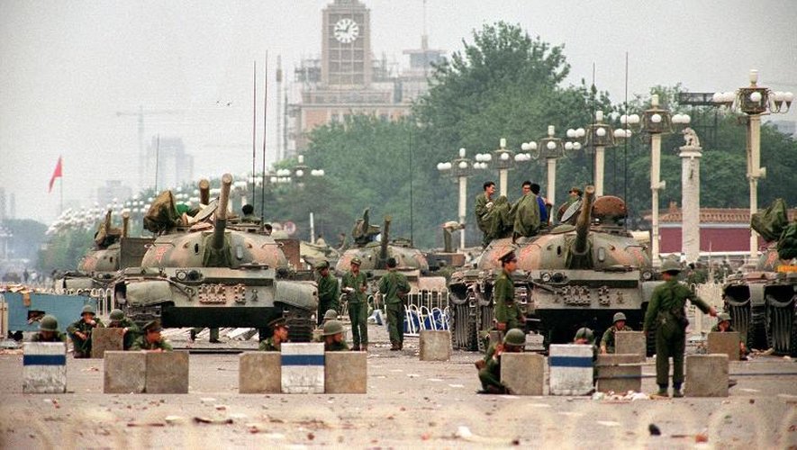 Le 6 juin 1989, les tanks et les soldats de l'Armée de libération populaire chinoise investissent l'avenue stratégique de Chang'an menant à la place Tiananmen à Pékin, après avoir écrasé dans le sang la rebellion des étudiant