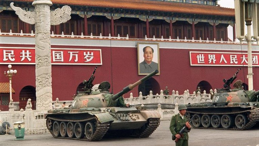 Le 9 juin 1989, les tanks et les soldats de l'Armée de libération populaire chinoise restent positionnés sur la place Tiananmen à Pékin, quelques jours après la répression sanglante de la rebellion des étudiants pro-démocratie