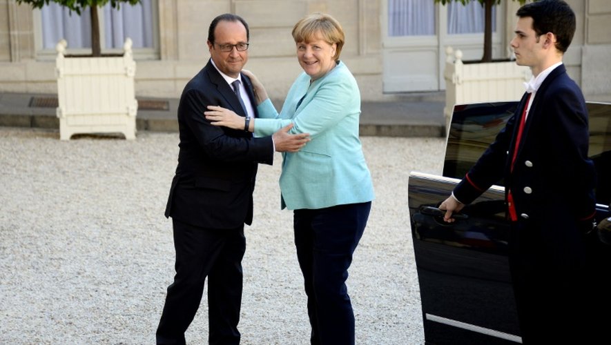 François Hollande (C) accueille la chancelière allemande Angela Merkel au Palais de l'Elysée, le 6 juillet 2015 à Paris.