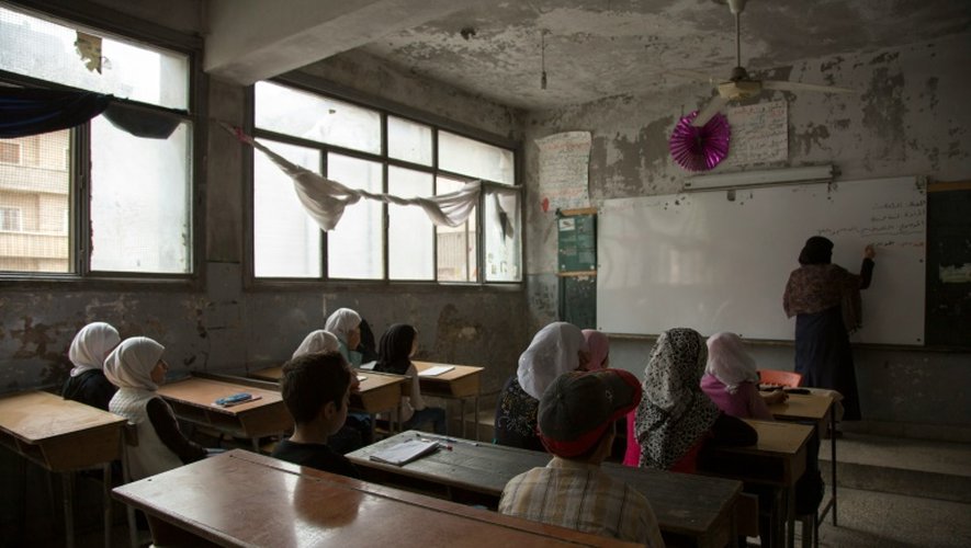 De jeunes Syriens en classe dans une école primaire d'Alep en Syrie le 7 mai 2016
