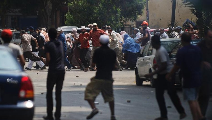 Des manifestants pro-Morsi face à la police égyptienne au Caire, le 13 août 2013