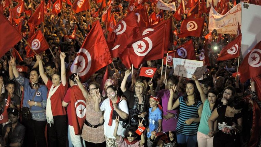 Manifestation contre le pouvoir islamiste devant l'Assemblée constituante à Tunis le 13 août 2013