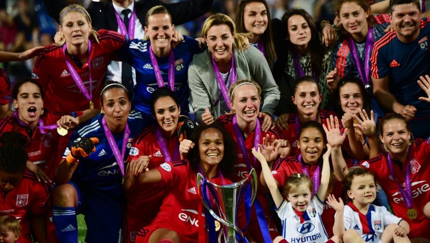 Les Lyonnaises posent avec le trophée de la Ligue des champions, le 26 septembre 2016 à Reggio Emilia