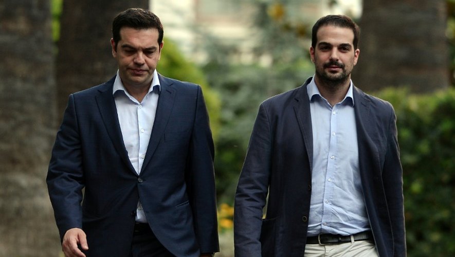 Le Premier ministre grec Alexis Tsipras et son porte-parole, Gavriil Sakellaridis, à la sortie du palais présidentiel le 6 juillet 2015 à Athènes