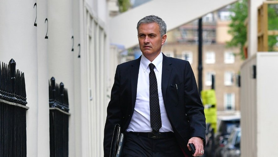 L'entraîneur José Mourinho près de son domicile, le 26 mai 2016 à Londres