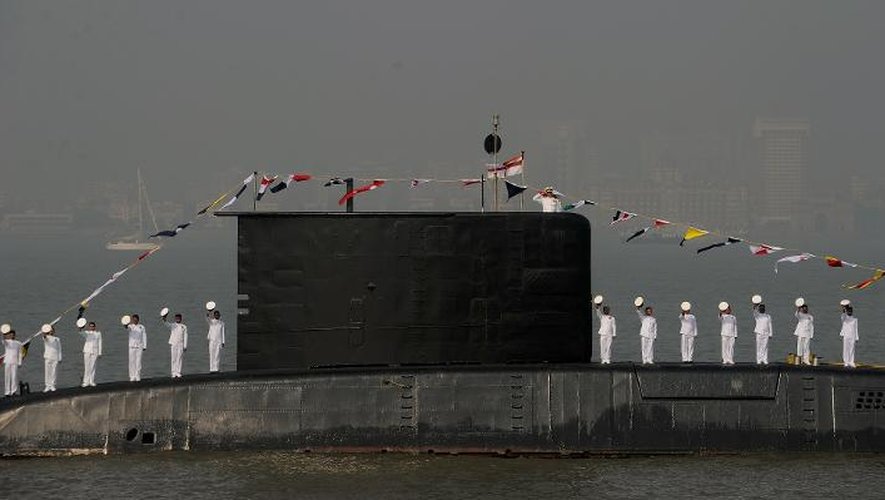Des marins indiens lors du passage en revue d'un sous-marin à Bombay, le 20 décembre 2011