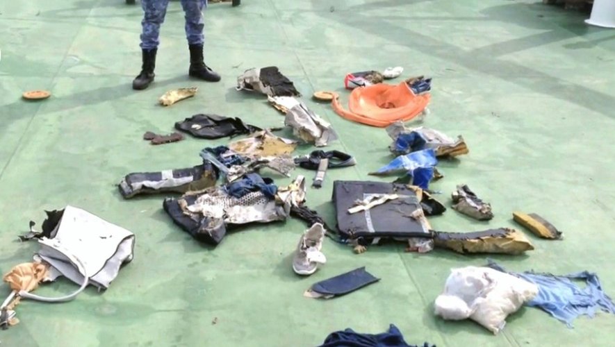 Capture d'écran montrant des débris et des affaires de l'avion d'Egyptair le 21 mai 2016