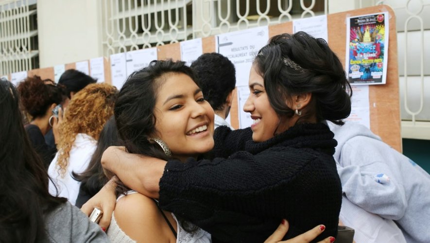 Des bacheliers fêtent leurs résultats dans un lycée à Saint-Denis-de-la-Réunion, le 7 juillet 2015