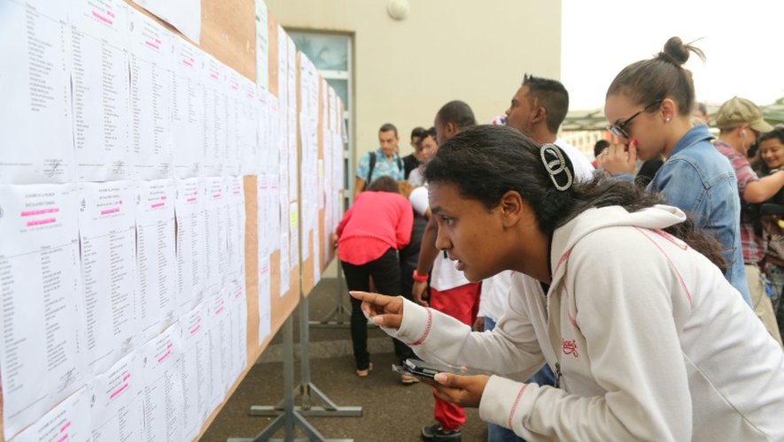 Les résultats du bac affichés dans un lycée à Saint-Denis-de-la-Réunion, le 7 juillet 2015