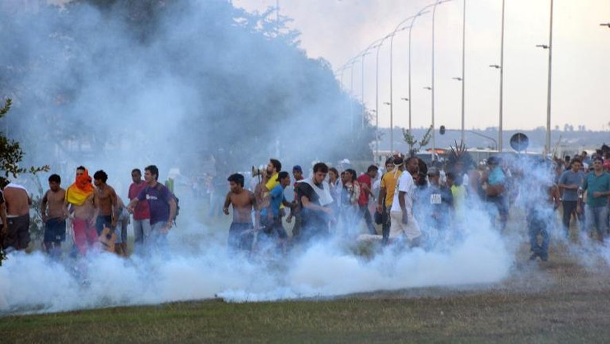 Des manifestants indiens et de mouvements sociaux protestent le 27 mai 2014 contre la Coupe du monde, aux abords du stade de Brasilia