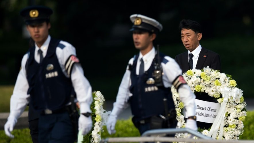 Un homme porte la couronne qui va être déposée par le président Obama lors de sa visite à Hiroshima, le 27 mai 2016