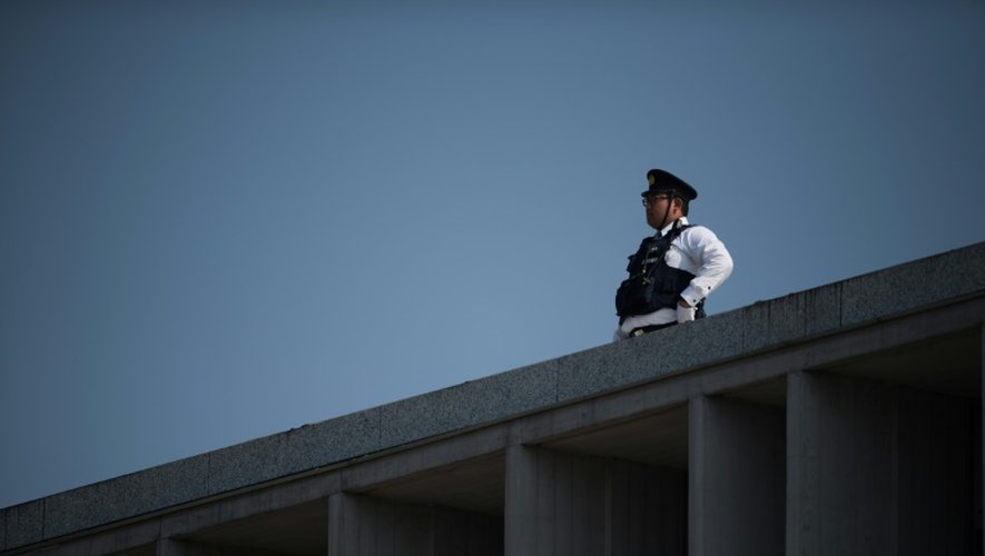 Un policier surveille les alentours depuis le toit du mémorial de la paix à Hiroshima, le 27 mai 2016