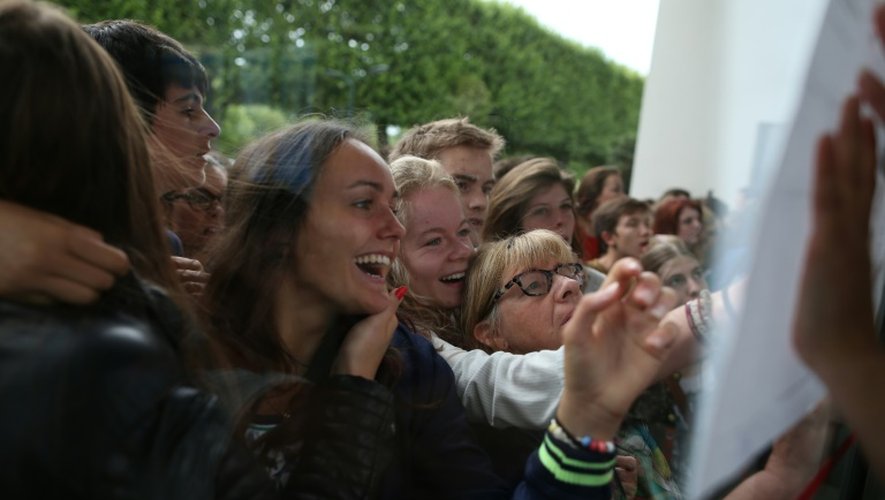 Des candidats au bac découvrent leurs résultats dans un lycée à Caen, le 7 juillet 2015