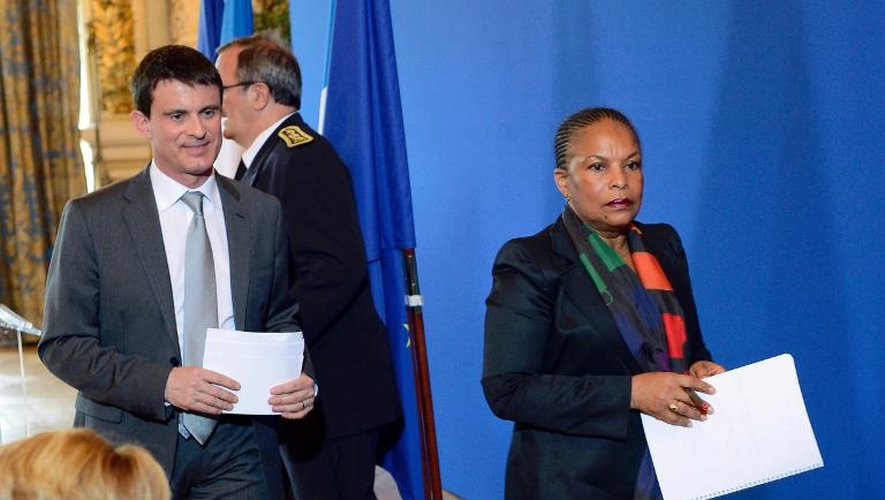 La ministre de la Justice Christiane Taubira (d) et le ministre de l'Intérieur Manuel Valls, le 13 mai 2013 à Lyon