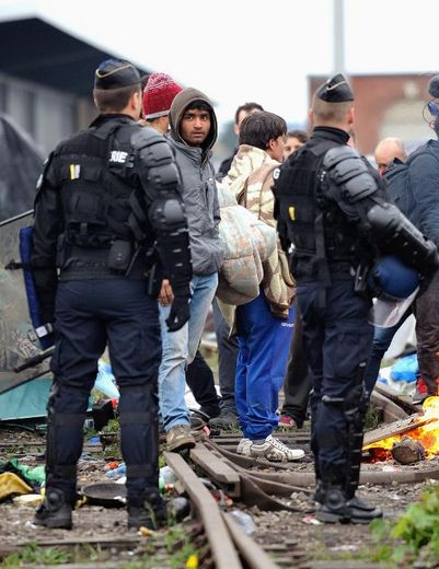 Des migrants évacués par la police le 28 mai 2014 à Calais