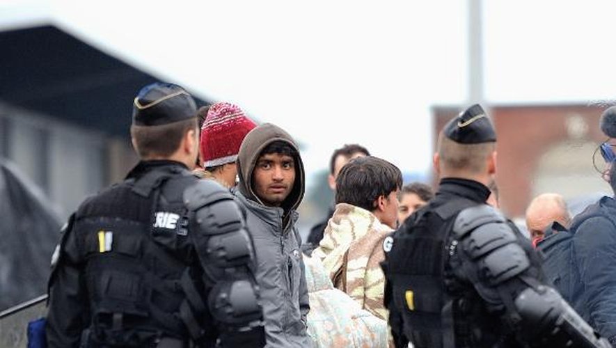 Des migrants évacués par la police le 28 mai 2014 à Calais