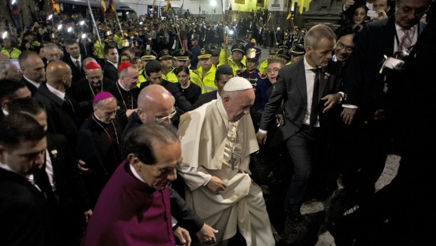 Le pape François entre dans la cathédrale de Quito, le 6 juillet 2015 dans le cadre de sa tournée en Amérique du sud