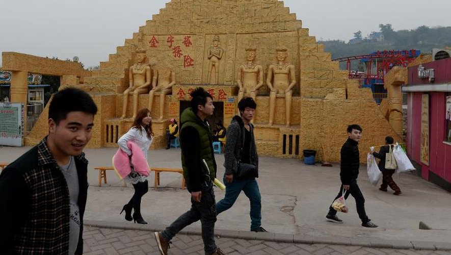 La copie d'une pyramide dans un parc à thème de Chongqing, en Chine, le 21 février 2014