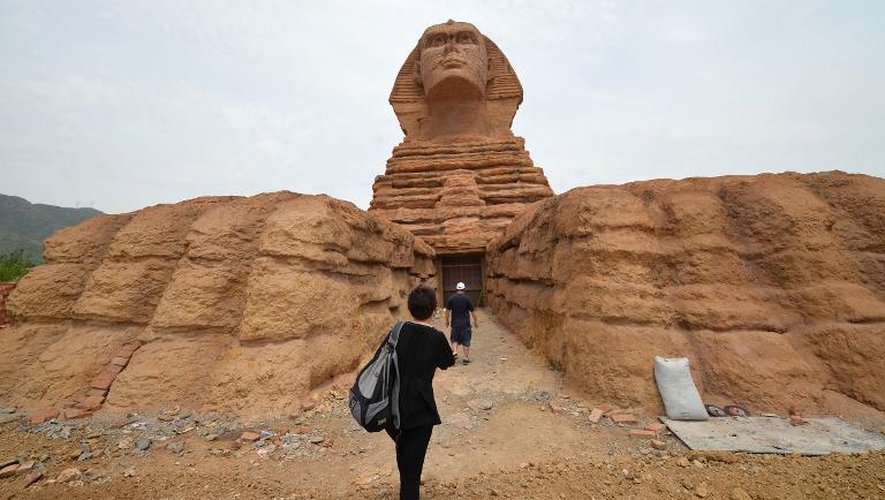 La copie du sphinx de Gizeh dans le village de Shijiazhuang, en Chine, le 13 mai 2014