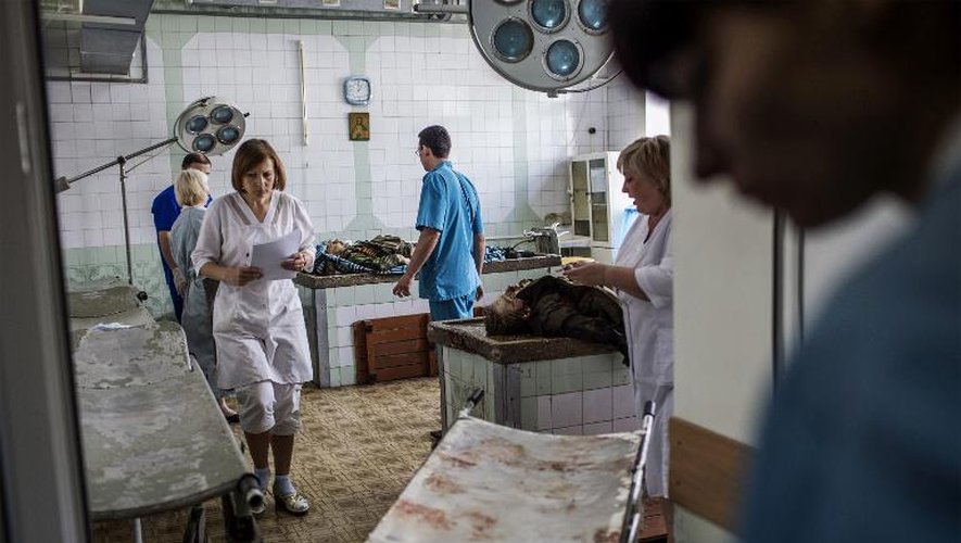 Une équipe médicale ukrainienne prépare le 27 mai 2014 le corps d'un rebelle prorusse à la morgue de Donetsk, dans l'est du pays