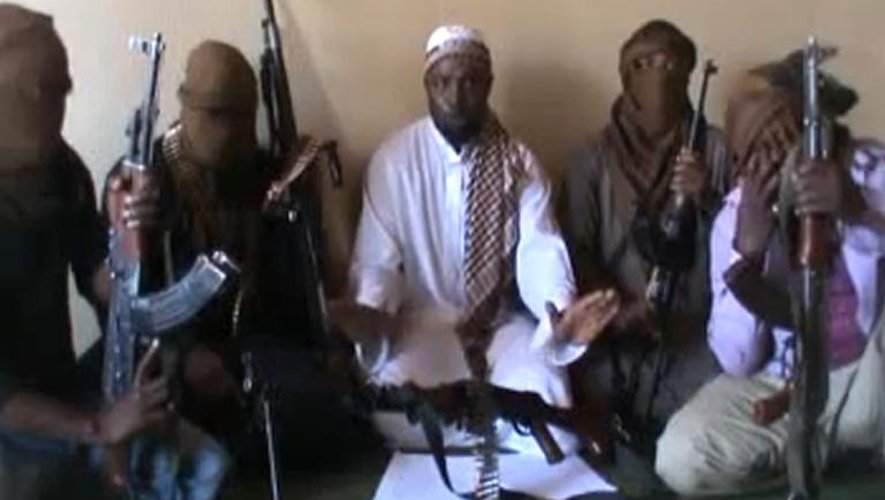 Capture d'écran d'une vidéo postée sur YouTube le 12 avril 2012 montrant le leader de Boko Haram Abubakar Shekau (c), entourés de militants