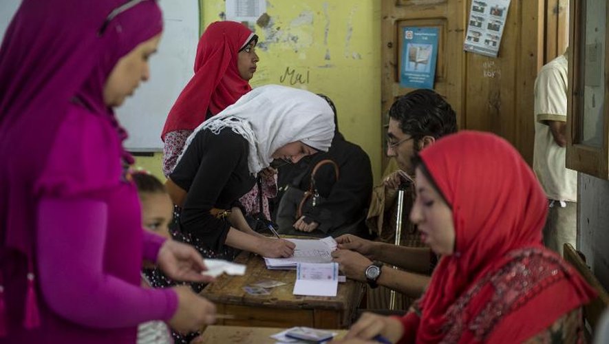 Des femmes égyptiennes s'apprêtent à voter le 27 mai 2014 au Caire