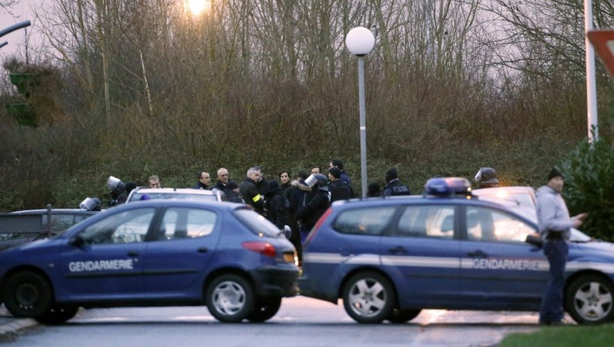 Des gendarmes devant l'imprimerie de Dammartin-en-Goële, où les frères Kaouchi, auteurs de l'attaque contre Charlie Hebdo, ont été tués le 9 janvier 2015