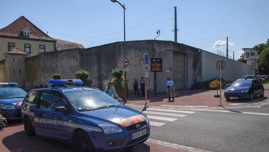 Des gendarmes devant l'entrée de la prison d'Ensisheim, me 14 août 2013