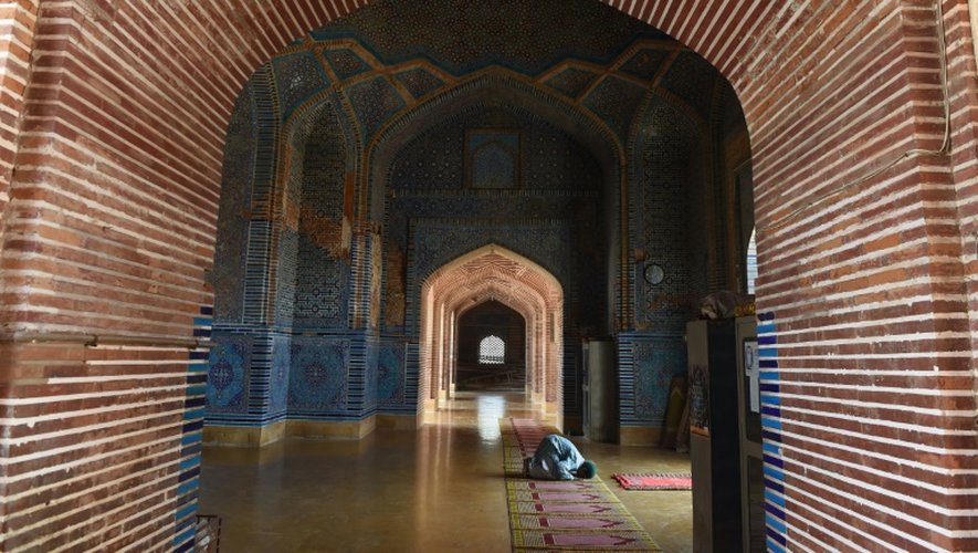 Un pakistanais prie dans la mosquée Shah Jahani, édifiée à partir de 1644 sur les ordres de l'empereur moghol Shah Jahan à Thatta, le 24 mars 2016