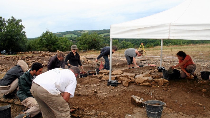 Au terme de la campagne de fouilles, fin août, le chantier sera protégé et recouvert d’une bâche spécifique.