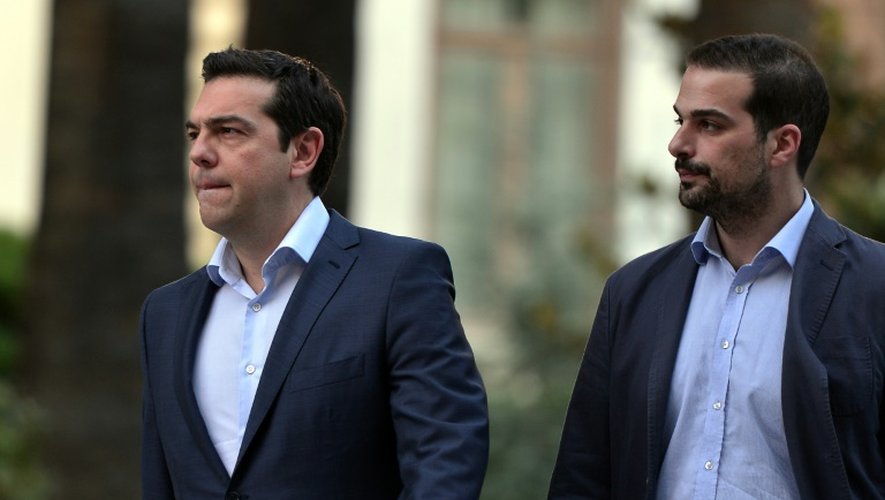 Le Premier ministre Alexis Tsipras et son porte-parole Gavriil Sakellaridis, le 6 juillet 2015 à la sortie du palais présidentiel à Athènes