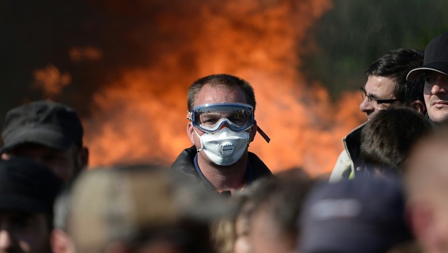 Un homme avec un masque lors de l'évacuation le 27 mai 2016 par les forces de l'ordre du dépôt pétrolier de Donges