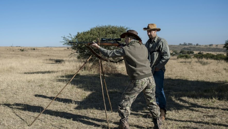Adri Kitshoff, la directrice de Phasa, l'association des chasseurs professionnels d'Afrique du Sud, près de la ferme d'Iwamanzi, dans la province du Nord-Ouest, le 6 juin 2015