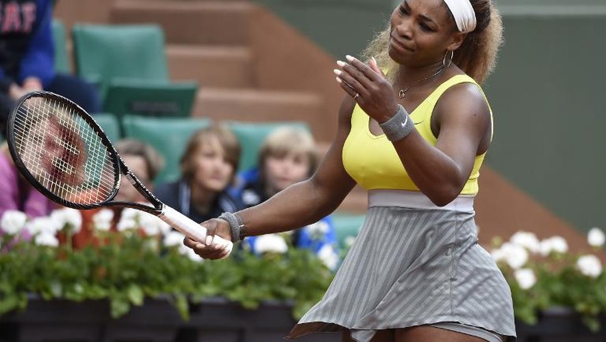 L'Américaine Serena Williams, N.1 mondiale,  dépitée après son élimination au 2e tour à Roland-Garros par l'Espagnole Garbine Muguruza à Paris le 28 mai 2014
